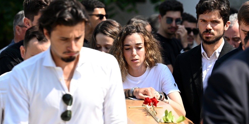 Diogo Jota e André Silva, l'ultimo saluto in Portogallo: il mondo del calcio commosso ai funerali Diogo Jota e André Silva, l'ultimo saluto in Portogallo: il mondo del calcio commosso ai funerali