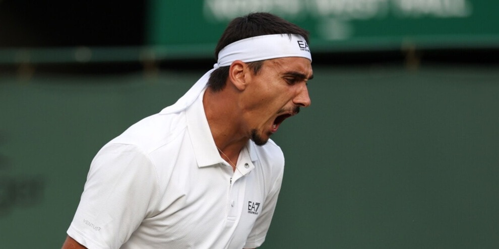 Sonego, l'esaltazione della lotta: la Maratona di Lorenzo il Toro, "Sotto la curva" a Wimbledon Sonego, l'esaltazione della lotta: la Maratona di Lorenzo il Toro, "Sotto la curva" a Wimbledon