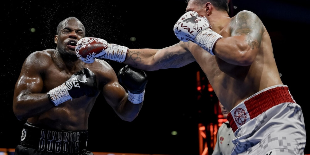 Usyk leggenda: Dubois ko, l'ucraino riunifica le 4 cinture da campione del mondo dei pesi massimi
