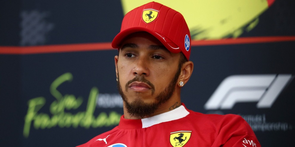 "Ferrari, mi rifiuto di fallire!": Hamilton alza la voce, "si sa cosa non va. In discussione tutti" "Ferrari, mi rifiuto di fallire!": Hamilton alza la voce, "si sa cosa non va. In discussione tutti"