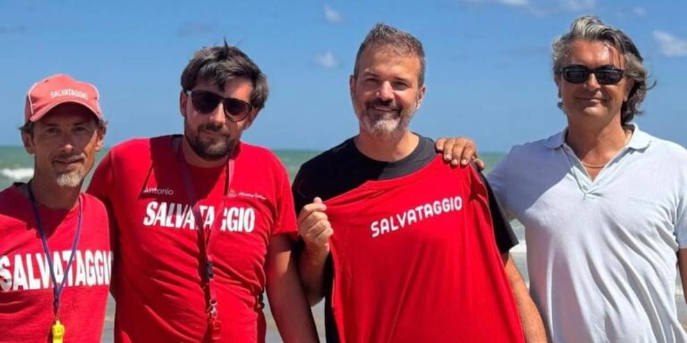 Stramaccioni versione Baywatch: salvato due ragazze che stavano annegando
Stramaccioni versione Baywatch: salvato due ragazze che stavano annegando