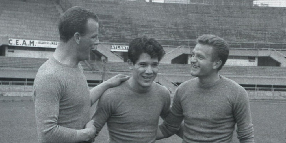 Champagne Juve, l’undicesimo Scudetto e un brindisi per tre: Boniperti, Charles e Sivori Champagne Juve, l’undicesimo Scudetto e un brindisi per tre: Boniperti, Charles e Sivori