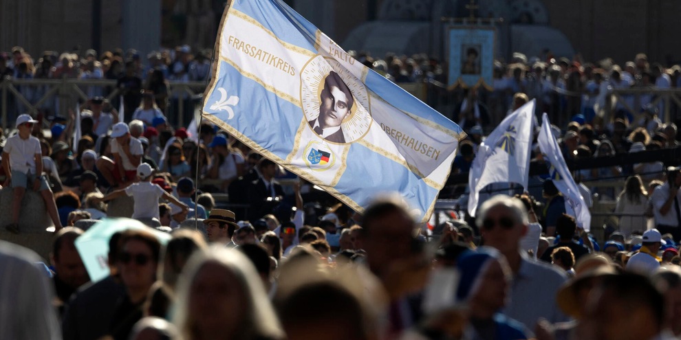 Il Papa, Frassati e Acutis proclamati santi
Il Papa, Frassati e Acutis proclamati santi