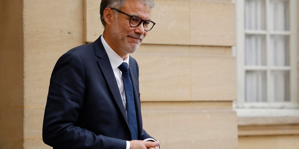 
            
            Bayrou, partiti in guerra civile, vogliono caduta governo
          