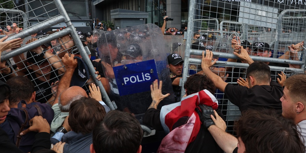 Manifestazione a Istanbul, polizia aziona cannoni e lacrimogeni
Manifestazione a Istanbul, polizia aziona cannoni e lacrimogeni