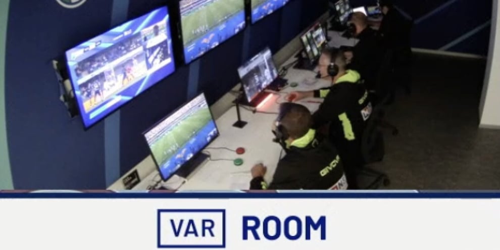 Moviola Verona-Juve: rigore Joao Mario scandaloso, il VAR da regolamento neanche doveva intervenire