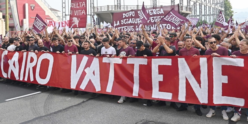 "Cairo vattene": Torino, la protesta dei tifosi continua anche nella notte