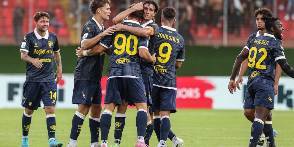 Cesena-Palermo pari, il Frosinone ne approfitta: manita e vetta. Primo punto Samp
