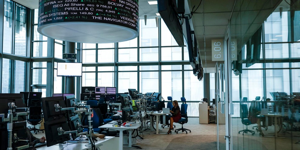 
            
            Borsa: Milano termina positiva, +0,4%
          