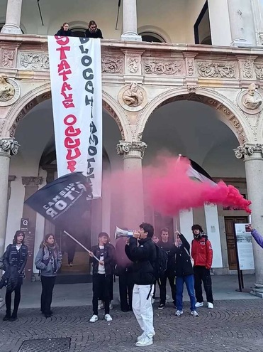 
            
            Statale Milano occupata, pronti per lo sciopero generale
          