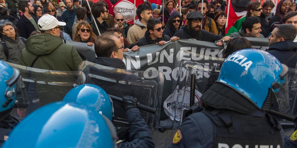 
            
            Nuovi scontri a Bologna, lacrimogeni verso manifestanti
          