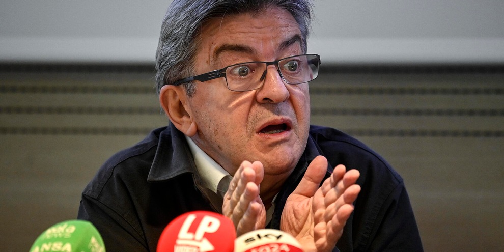 
            
            Mélenchon, ora valutare mozione destituzione Macron
          