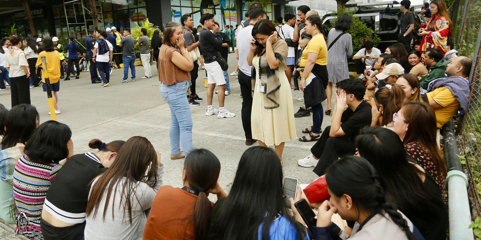 
            
            Notte all'aperto nelle Filippine dopo duplice terremoto
          