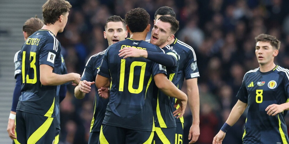 Koopmeiners ancora in panchina mentre l'Olanda domina la Finlandia. Adams-McTominay lanciano la Scozia