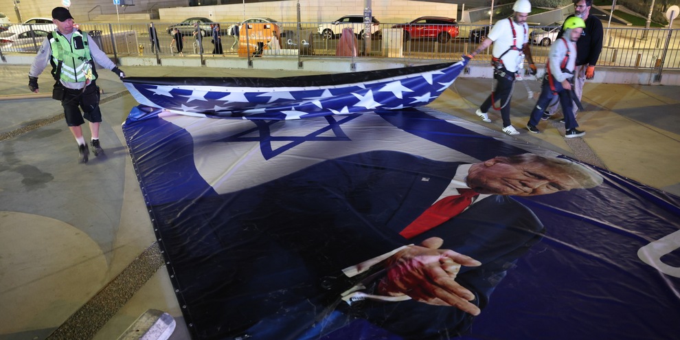 
            
            Trump in viaggio verso il Medio Oriente
          