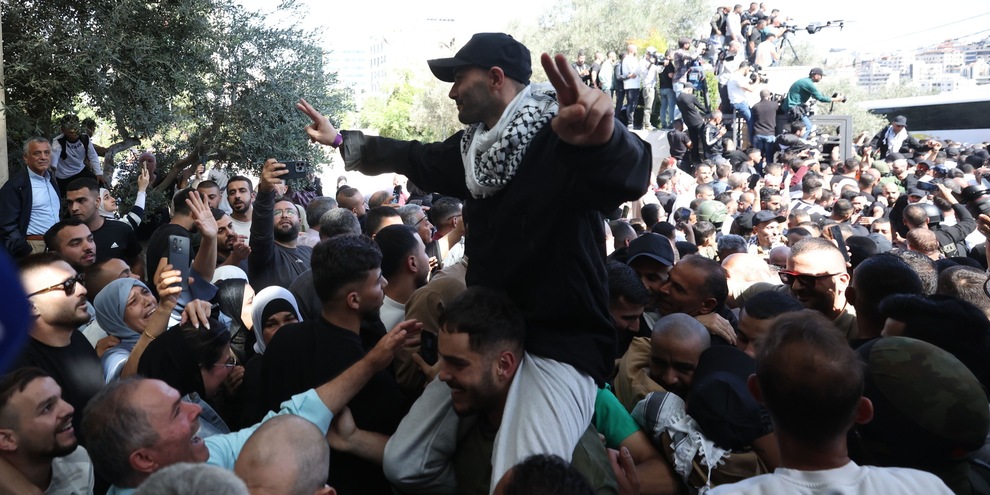 
            
            Media, bus con prigionieri palestinesi arrivati a Ramallah
          