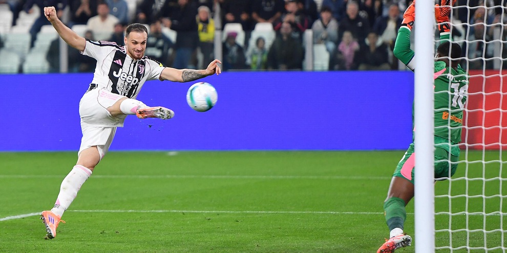 
            
            Calcio: Juve; procedimento Uefa per Fair Play finanziario
          