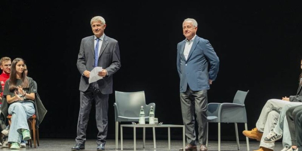 Julio Velasco a Reggio Emilia incanta il Teatro Valli Julio Velasco a Reggio Emilia incanta il Teatro Valli