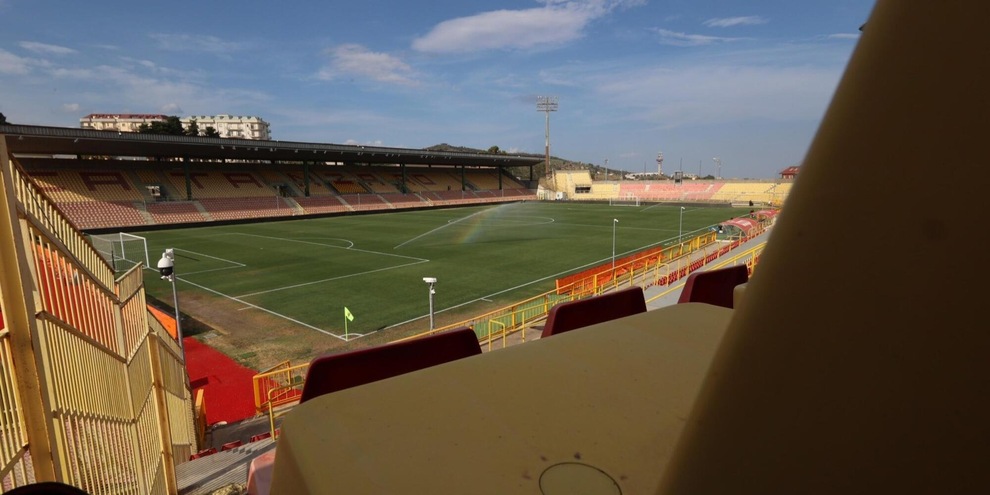 Calcio:Catanzaro-Palermo, divieto biglietti per tifosi siciliani
Calcio:Catanzaro-Palermo, divieto biglietti per tifosi siciliani