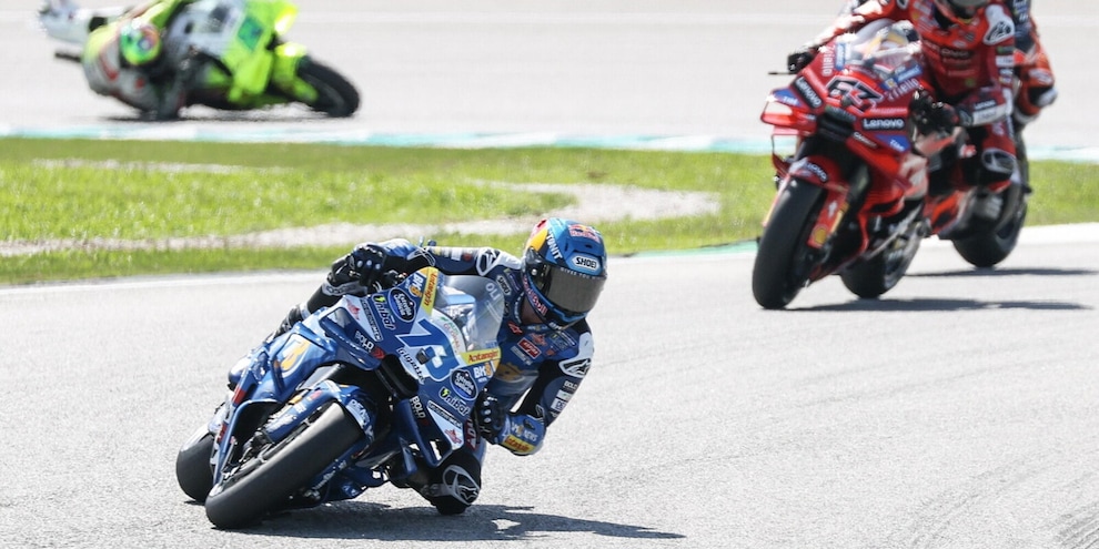 Alex Marquez vince in Malesia davanti ad Acosta e Mir. Ritiro per Bagnaia: cosa è successo