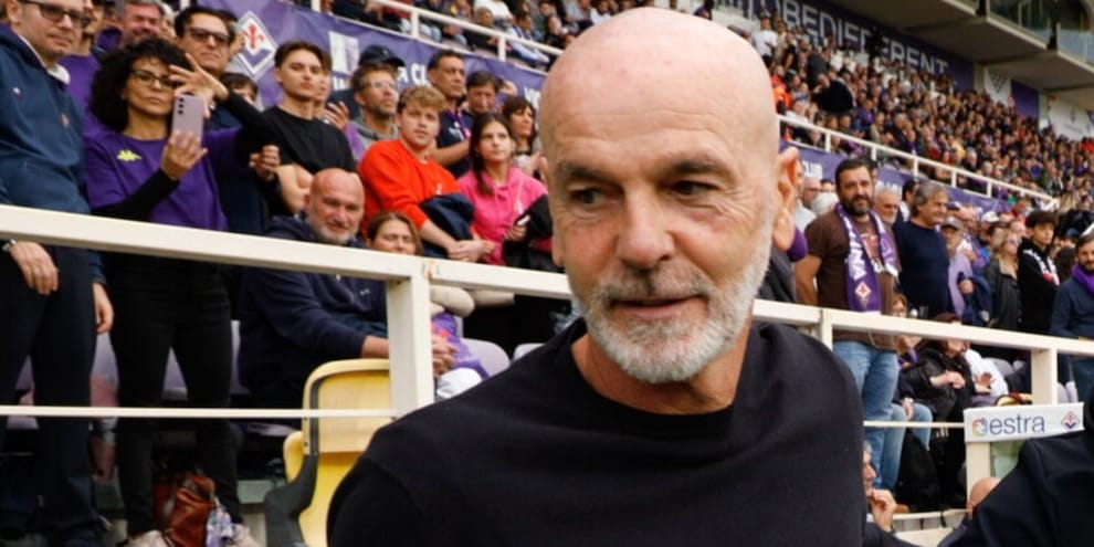 "Oh Pioli, salta la panchina": caos Fiorentina, i tifosi ricordano la retrocessione con Batistuta "Oh Pioli, salta la panchina": caos Fiorentina, i tifosi ricordano la retrocessione con Batistuta