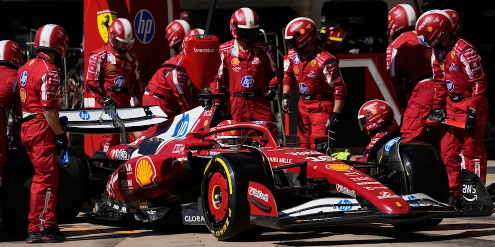 C'è una Ferrari leader ed è quella dei meccanici