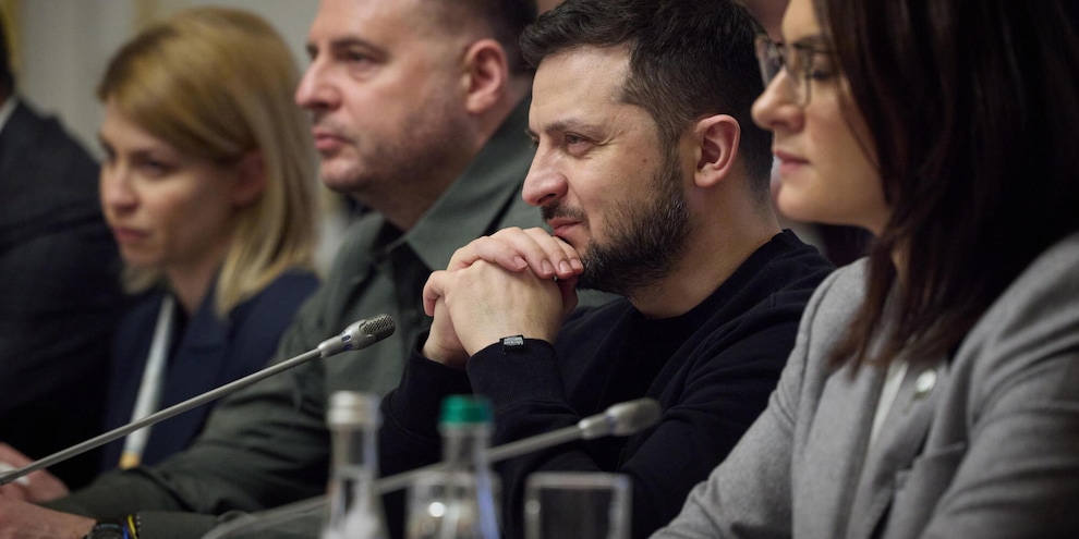 
            
            Media, Zelensky per ora non silurerà Yermak
          