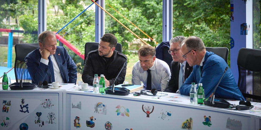 Media, telefonata urgente Starmer-Macron-Merz con Zelensky
Media, telefonata urgente Starmer-Macron-Merz con Zelensky