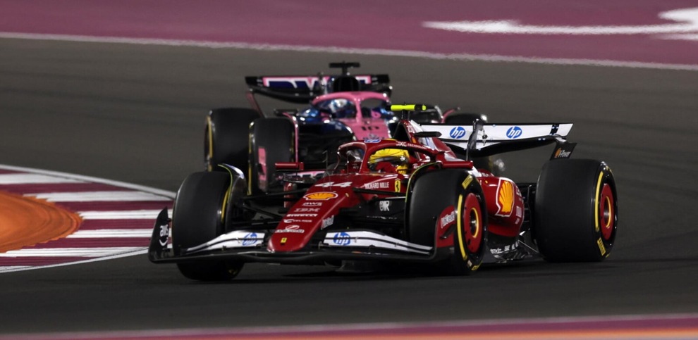  Hamilton già altrove: la Ferrari non c’è più. E Leclerc le prova tutte