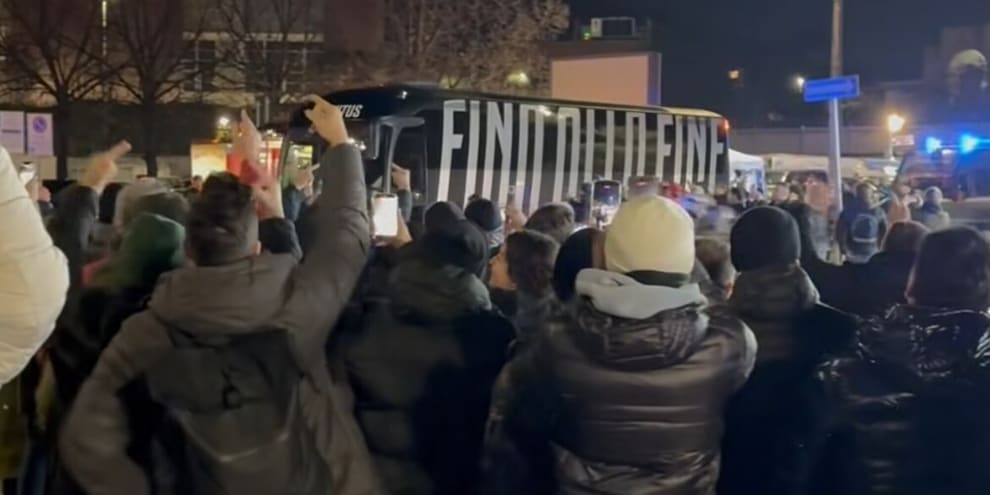 Bestie in azione a Napoli, pietrate sul pullman Juve mentre entra allo  stadio