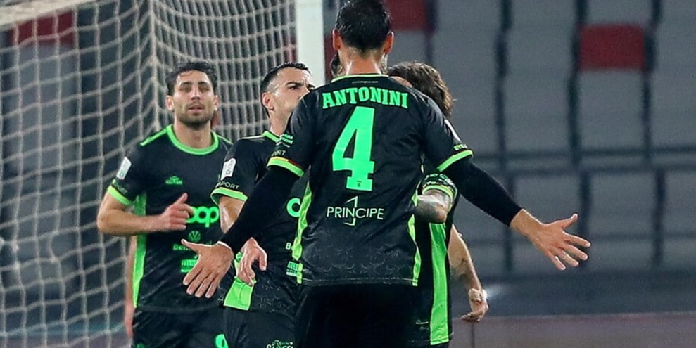 Catanzaro super, poker di vittorie: battuto il Bari in trasferta
