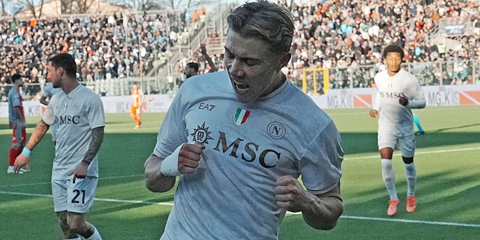 Hojlund trascina il Napoli, doppietta show alla Cremonese: Conte a -1 da Allegri
