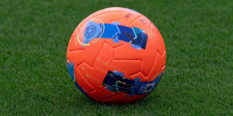 Pallone arancione "scelta infelice", la Serie A torna indietro: Simonelli spiega il flop