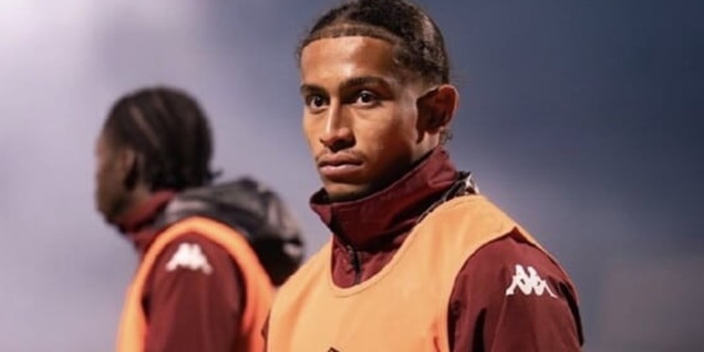 "Gravi ustioni, ricoverato in Germania": chi è il calciatore ferito nella tragedia di Crans-Montana
