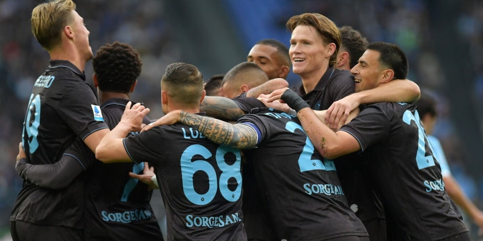Napoli troppo forte, la Lazio perde la testa: Conte torna a -1 da Allegri
