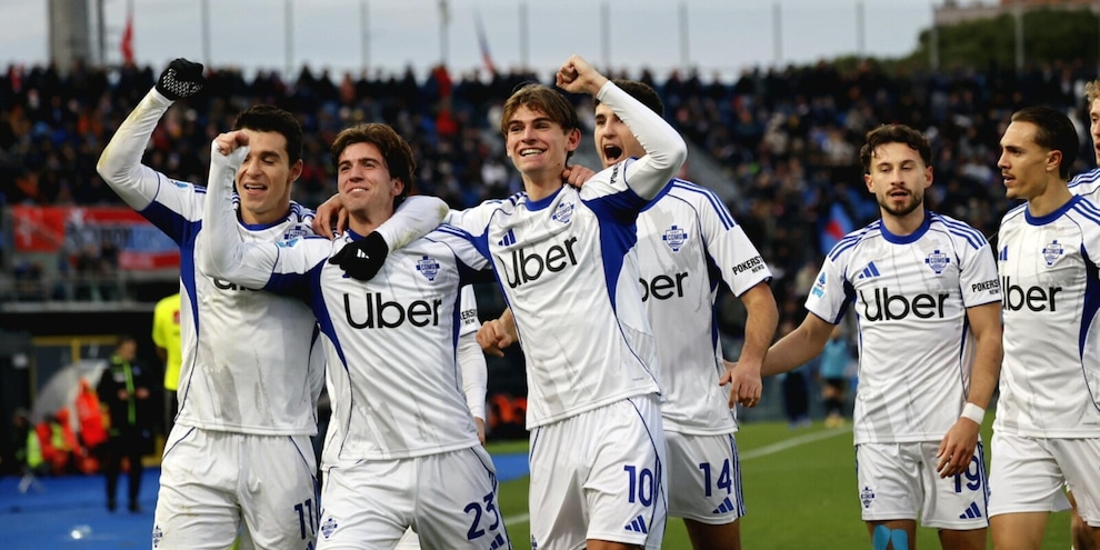 Perrone e Douvikas show, Butez para un rigore a Nzola: tris Como al Pisa, Fabregas a -4 dal Napoli!
