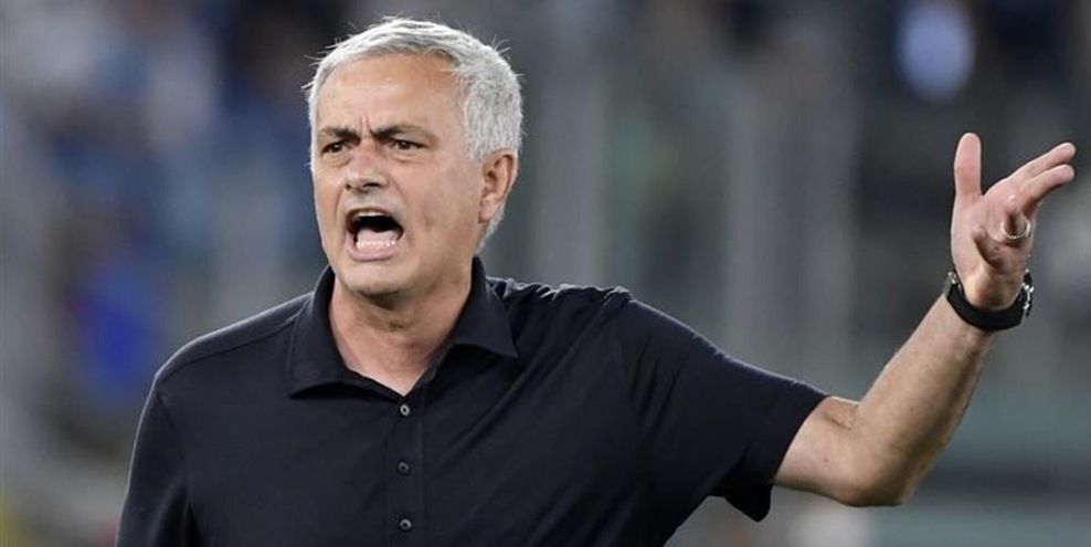 Mourinho furioso per la figuraccia: Benfica costretto al ritiro "e spero non dormano tutta la notte"

