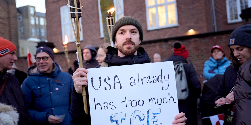 
            
            Groenlandia, diverse migliaia protestano a Copenaghen contro Trump
          