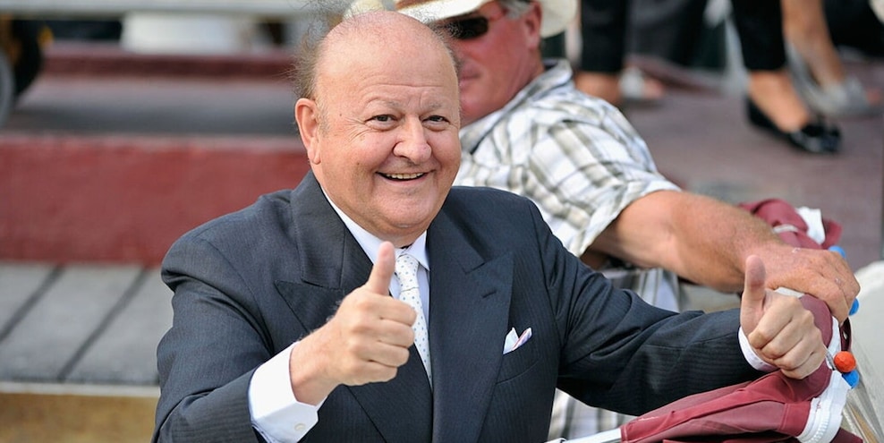 “Quale neve, lo sport è la figa”: Olimpiadi, Massimo Boldi silurato dai tedofori di Milano-Cortina
