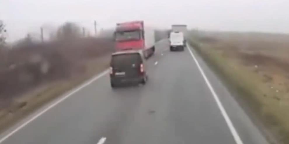 Tragedia in Romania, morti sul colpo sette tifosi Paok e altri tre gravissimi: incidente terribile
