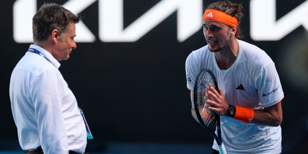 Alcaraz in finale Australian Open, Zverev sbotta in campo: “Ogni volta lui e Sinner, è una stronz…”
