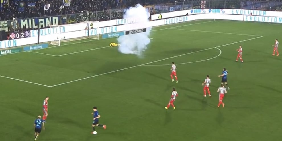 Audero colpito da un petardo dai tifosi Inter: caos e partita interrotta. Cosa è successo