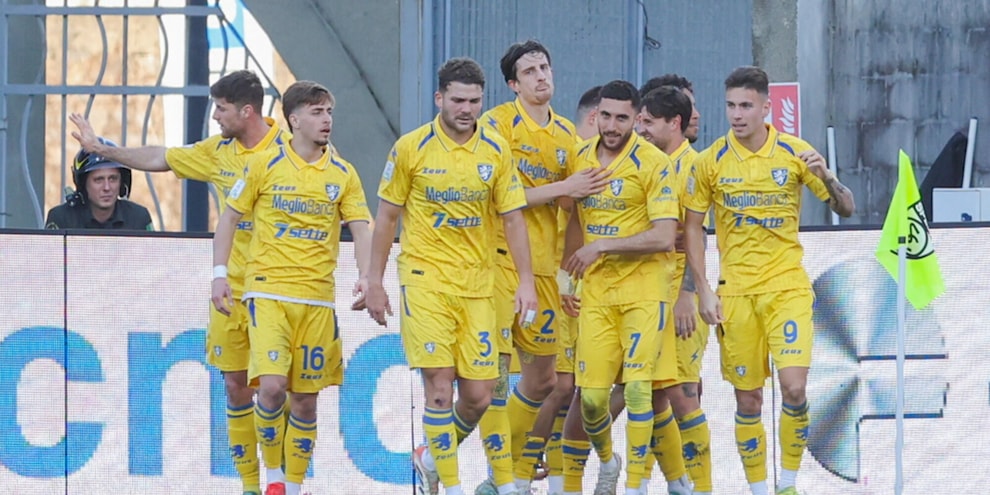Il Frosinone vince e si riavvicina alla vetta, Spezia ko. Bene il Monza in rimonta contro la Juve Stabia