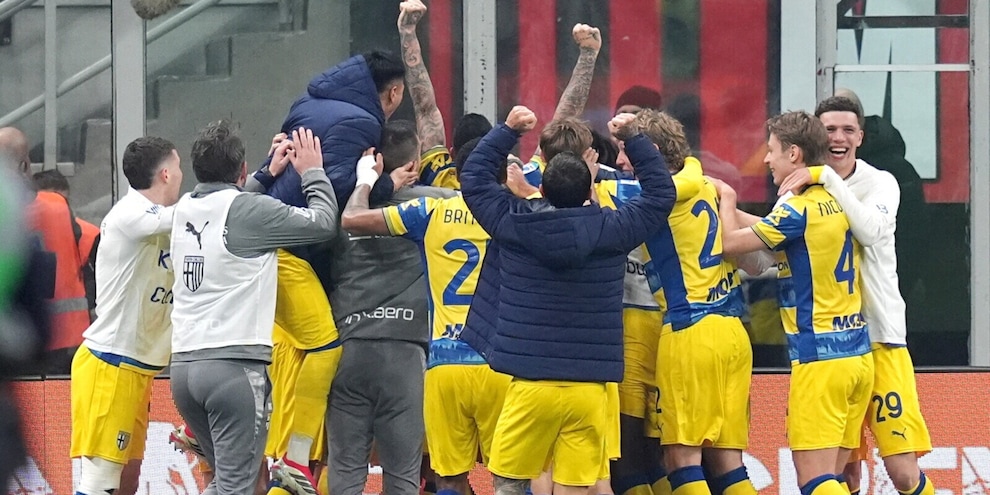 Milan ko, festa Parma: Troilo gol, Piccinini convalida col Var. Fuga Inter, Chivu a +10 su Allegri!