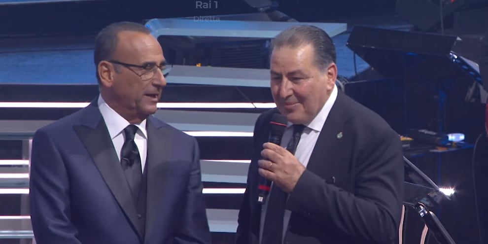 Carlo Conti ha chiamato Fefè De Giorgi sul palco dell'Ariston Carlo Conti ha chiamato Fefè De Giorgi sul palco dell'Ariston