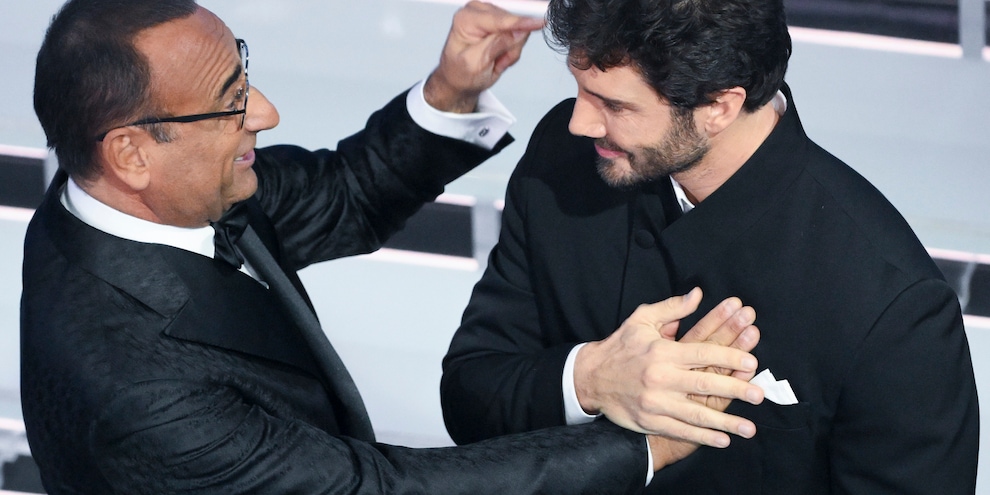 
            
            De Martino pubblica la foto dell'investitura, ci vediamo a Sanremo 2027
          