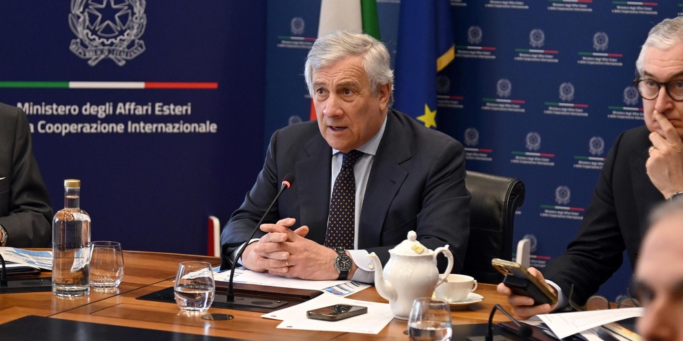 
            
            Tajani, domani rientreranno i 200 studenti minorenni
          