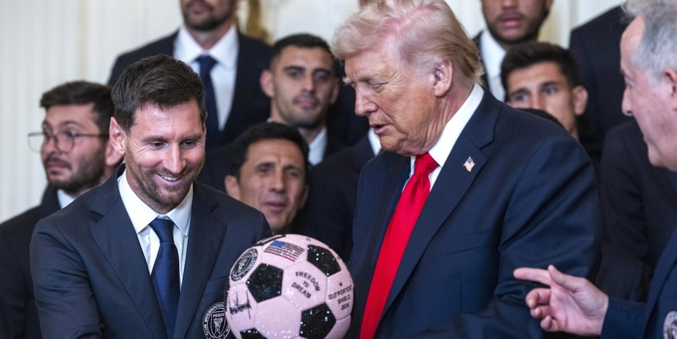 Messi-Trump: sorrisi, applausi e strette di mano...