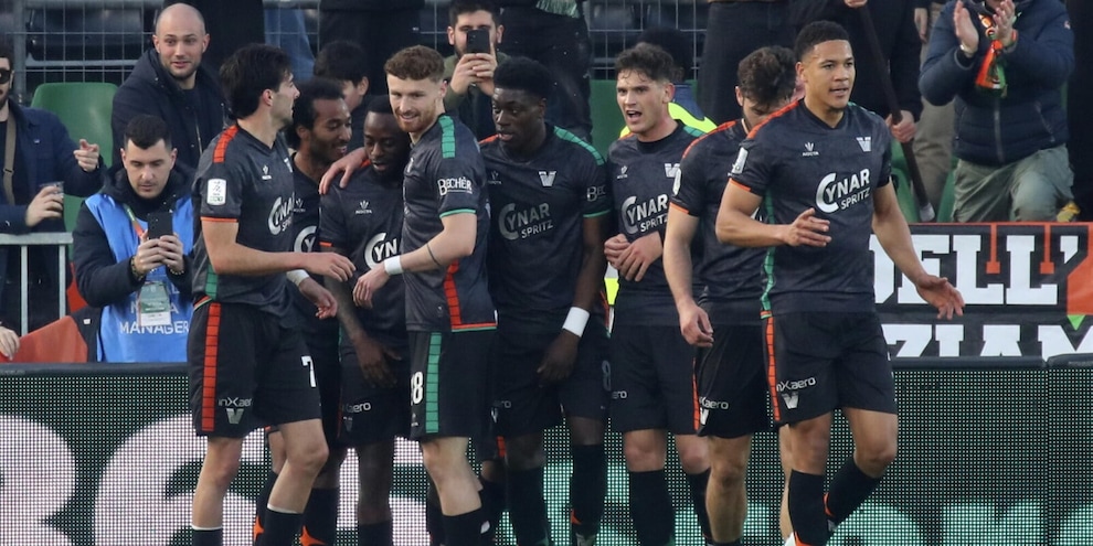 Lo Spezia di Donadoni ribalta il Monza: Venezia da solo in vetta
