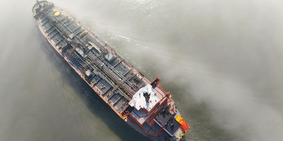 
            
            Il prezzo del petrolio scende dai massimi ma resta stabile sopra 100 dollari
          